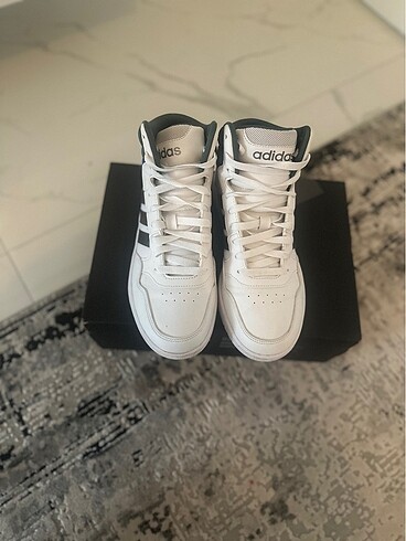 40 Beden beyaz Renk Orjinal Adidas ayakkabı
