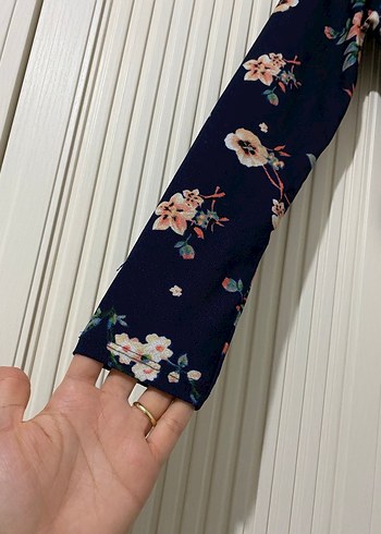 Çiçek Desenli V Yakalı Uzun Kollu Bluz - Görsel 4