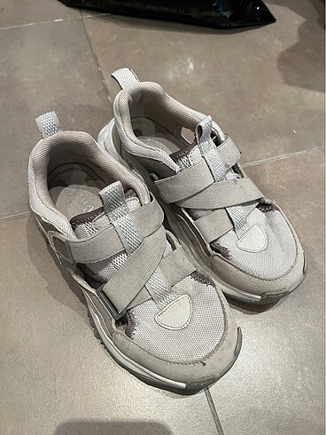 Zara 32 numara sandalet ayakkabı tek sezon kullanıldı