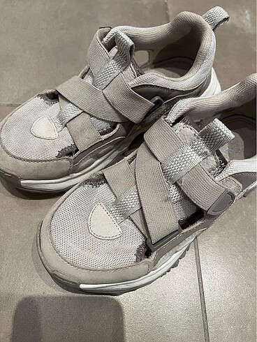 Zara Zara 32 numara sandalet ayakkabı tek sezon kullanıldı