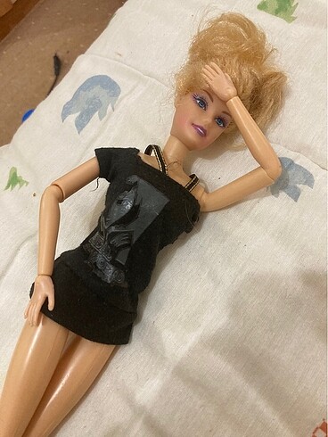 eklemleri oynayan barbie bebek