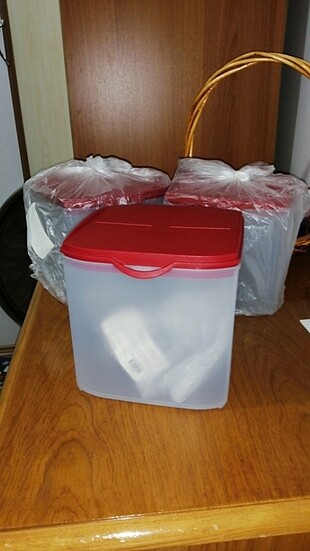 Tupperware 