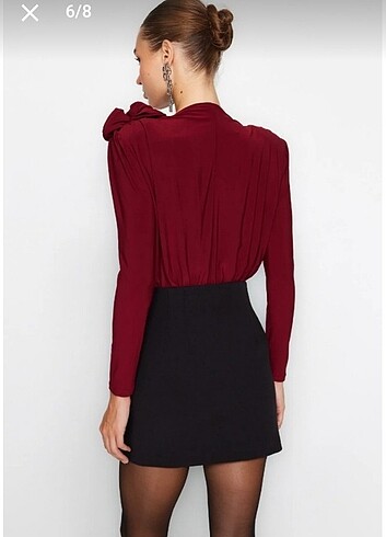 34 Beden Trendyolmilla bordo kruvaze yaka gül aksesuarlı body!