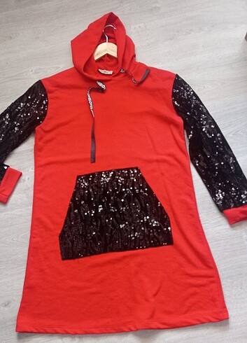 Kırmızı kapşonlu sweatshirt - Görsel 2