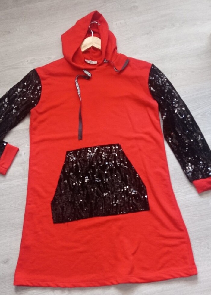 Kırmızı kapşonlu sweatshirt  - Görsel 2