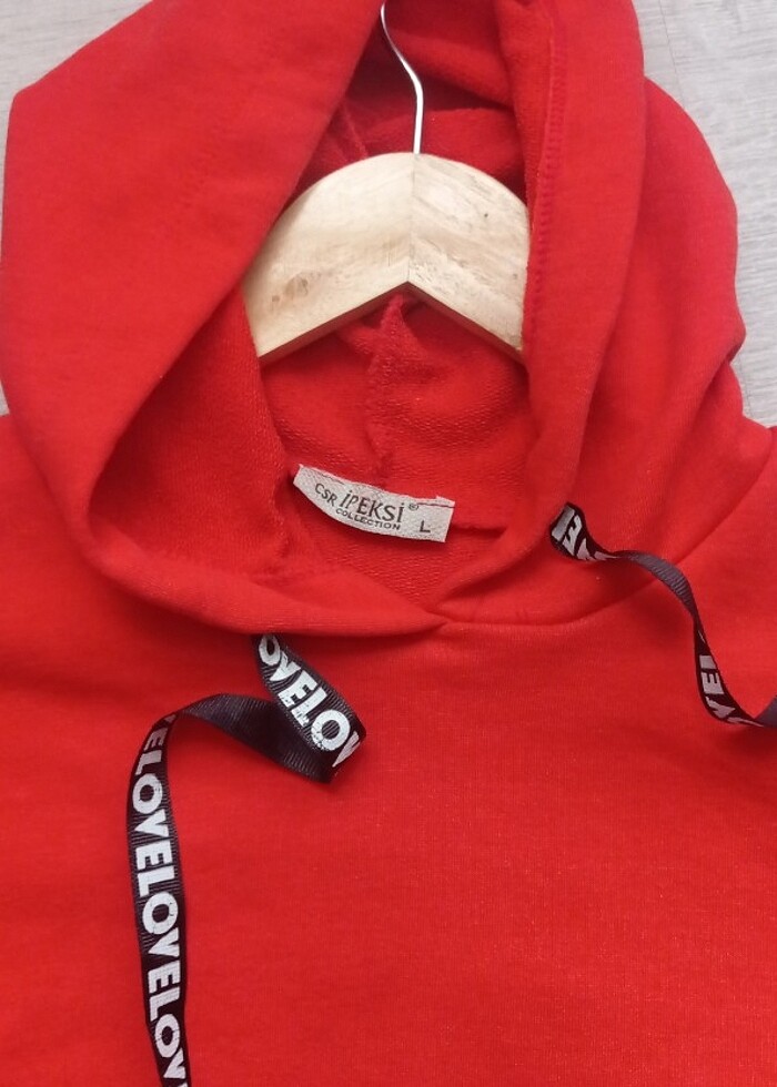 Kırmızı kapşonlu sweatshirt  - Görsel 3