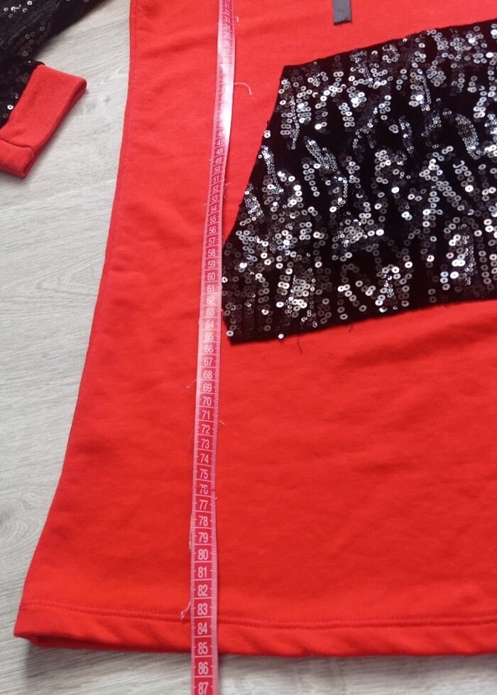 Kırmızı kapşonlu sweatshirt  - Görsel 4