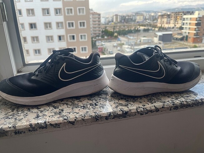 Spor ayakkabı bile