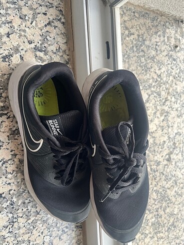 Nike Spor ayakkabı bile