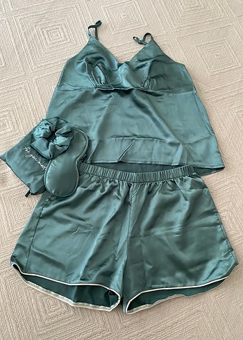 Turkuaz Parlak Saten Kadın Şortlu Pijama Takımı