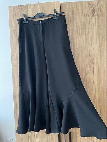 Siyah bol fırfırlı pantolon