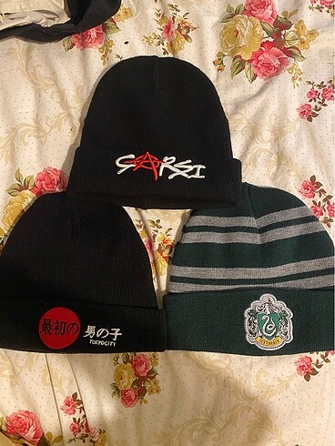 3 tane şapka