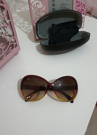 Ray-Ban güneş gözlüğü 