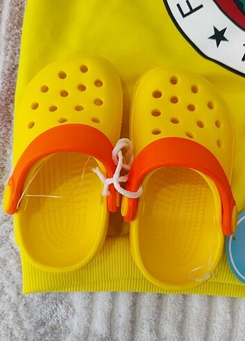 LC Waikiki Çocuk eşofman üstü ve terlikler