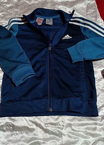7 Yaş Beden Eşortman takımı.marka adidas erkek orjinal adidas