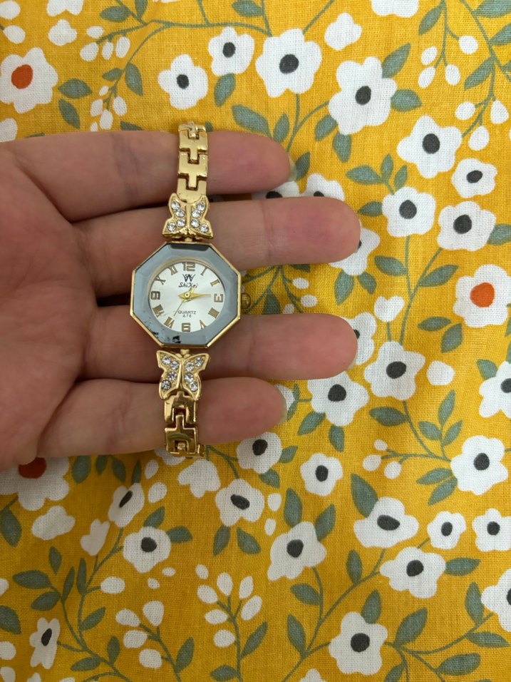 Zincir Detaylı Altın Renk Kadın Kol Saati - Görsel 3