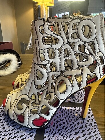 37 Beden Louboutin bootie