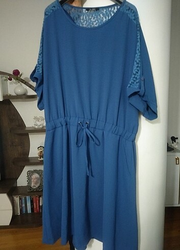 46 Beden mavi Renk Tül detaylı kirinkil kumaş elbise 