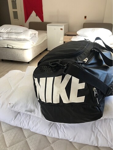 52 Beden Nike içi eşya dolu valiz