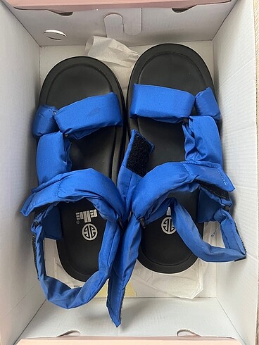 Saks mavisi sandalet