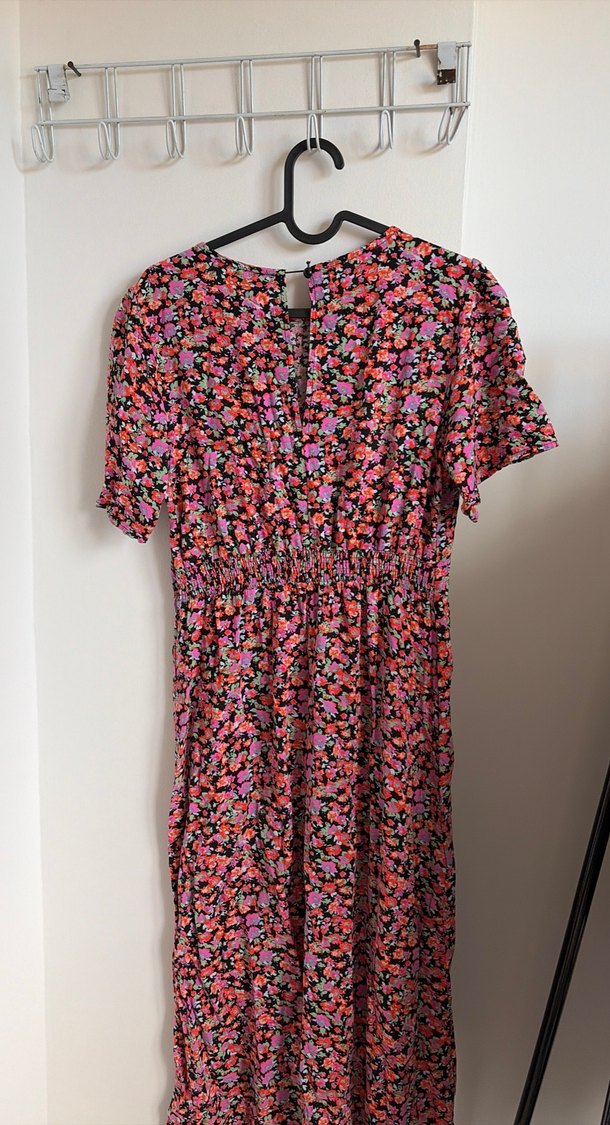 Çiçek Desenli Renkli V Yaka Uzun Elbise - Görsel 2