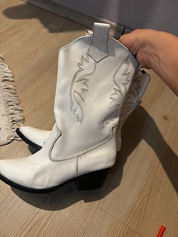 Bershka Siyah tabanlı beyaz kovboy bot