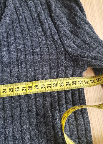 Gri V Yaka Mini Triko Kadın Kazak - Görsel 4