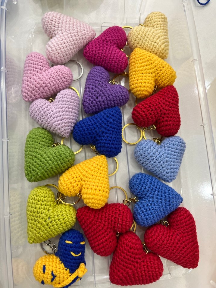 Renkli Örgü Kalp Anahtarlıklar - Görsel 2