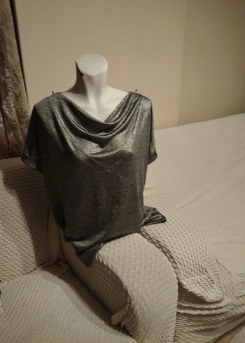 Gri Kısa Kollu Dökümlü Kadın Bluz simli kumaş - Görsel 2