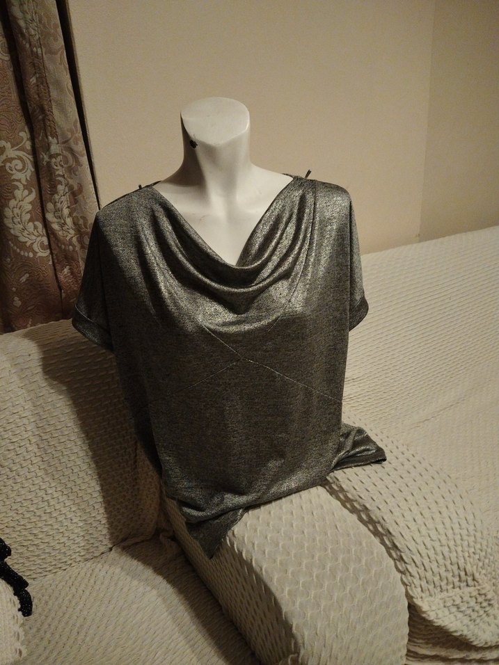 Gri Kısa Kollu Dökümlü Kadın Bluz simli kumaş - Görsel 4