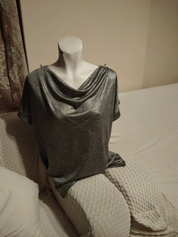 Gri Kısa Kollu Dökümlü Kadın Bluz simli kumaş - Görsel 3