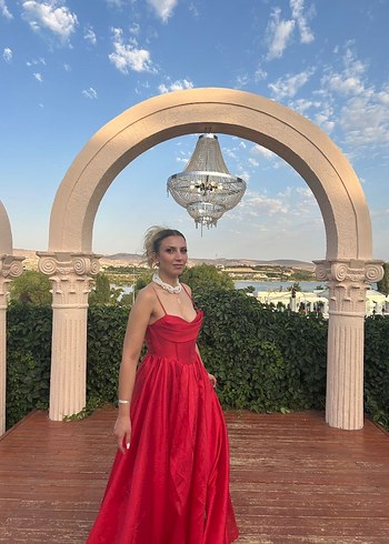 Uzun Kırmızı Drapeli Straplez Kadın Abiye - Görsel 3