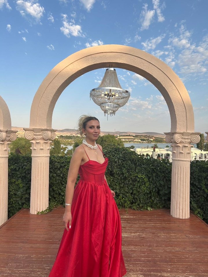 Uzun Kırmızı Drapeli Straplez Kadın Abiye - Görsel 3