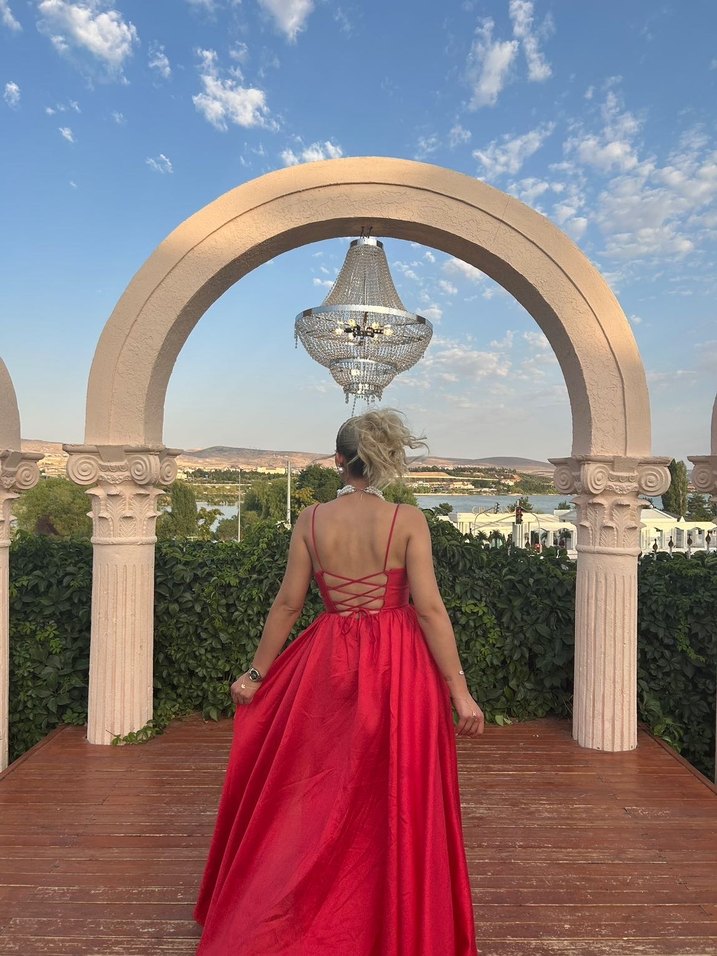 Uzun Kırmızı Drapeli Straplez Kadın Abiye - Görsel 2