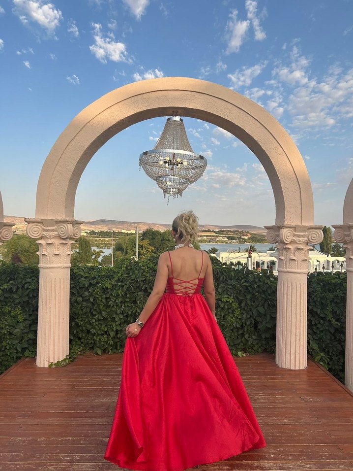 Uzun Kırmızı Drapeli Straplez Kadın Abiye - Görsel 4