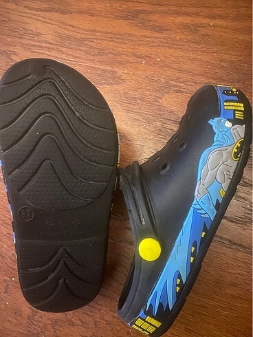 Crocs Batman lisanslı erkek çocuk terliği