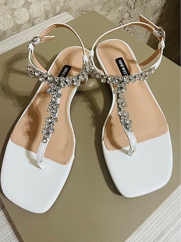 37 Beden beyaz Renk Nine west parmak arası terlik