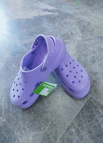 Lila crocs