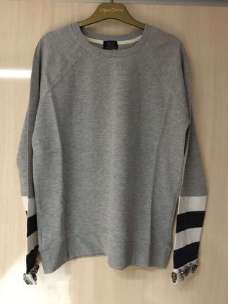 Kolları taşlı sweatshirt