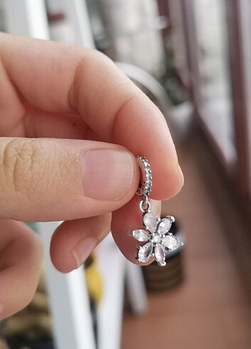 Pandora Işıltılı hebaryum sallantılı charm