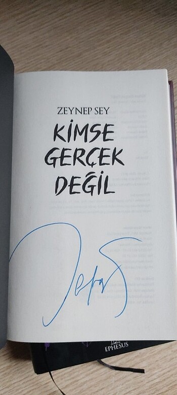  Kimse Gerçek Değil (İmzalı)