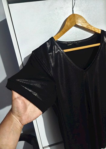 Parlak Siyah Deri görünümlü V Yaka tişört - Görsel 2