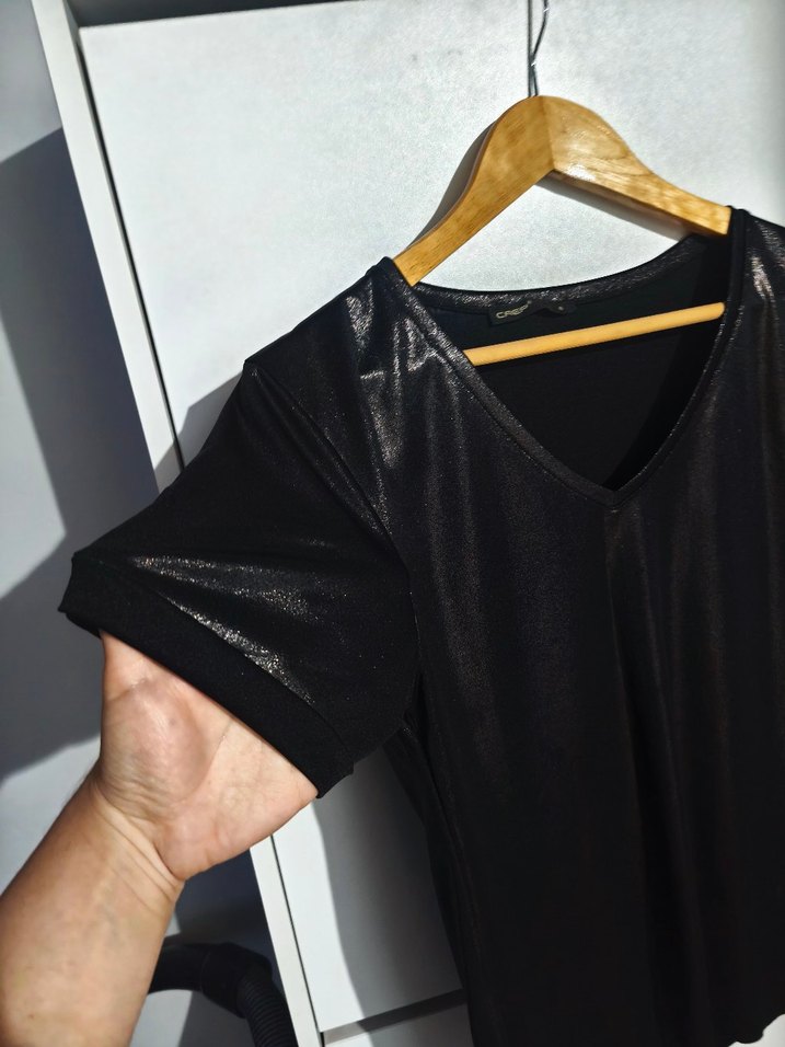 Parlak Siyah Deri görünümlü V Yaka tişört - Görsel 2