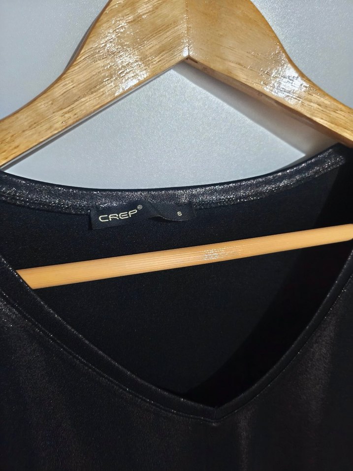 Parlak Siyah Deri görünümlü V Yaka tişört - Görsel 3