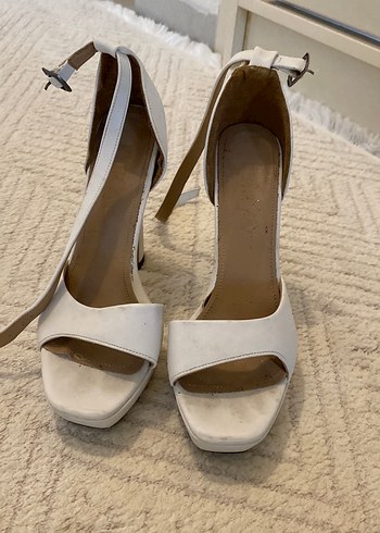 Beyaz Süet Stiletto Topuklu Kadın Abiye Ayakkabı