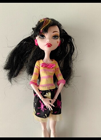 Beden Monster high Draculara Art class