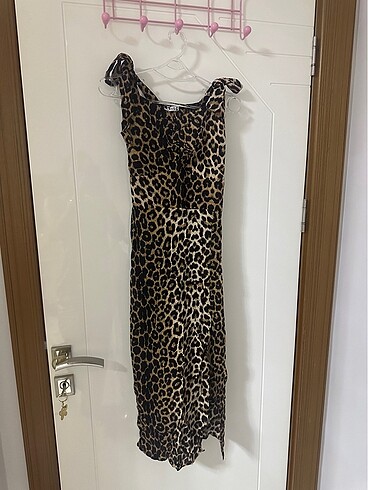 Leopar yırtmaçlı elbise