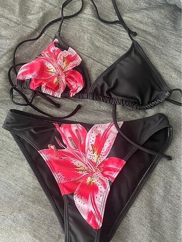 çiçek desenli bikini