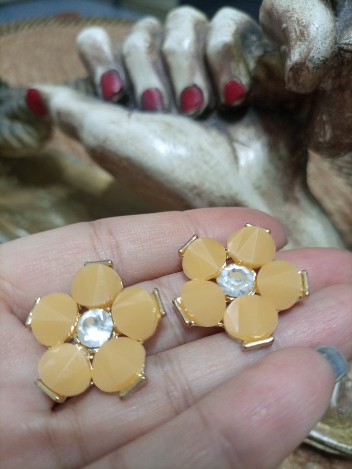 Sarı Çiçek Desenli Vintage Kadın Kupe - Görsel 3