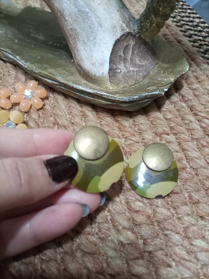 Haki Kamuflaj Mini Düğmeli Küpe - Görsel 2